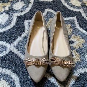 Cute beige/tan pointed flats w embellished bow